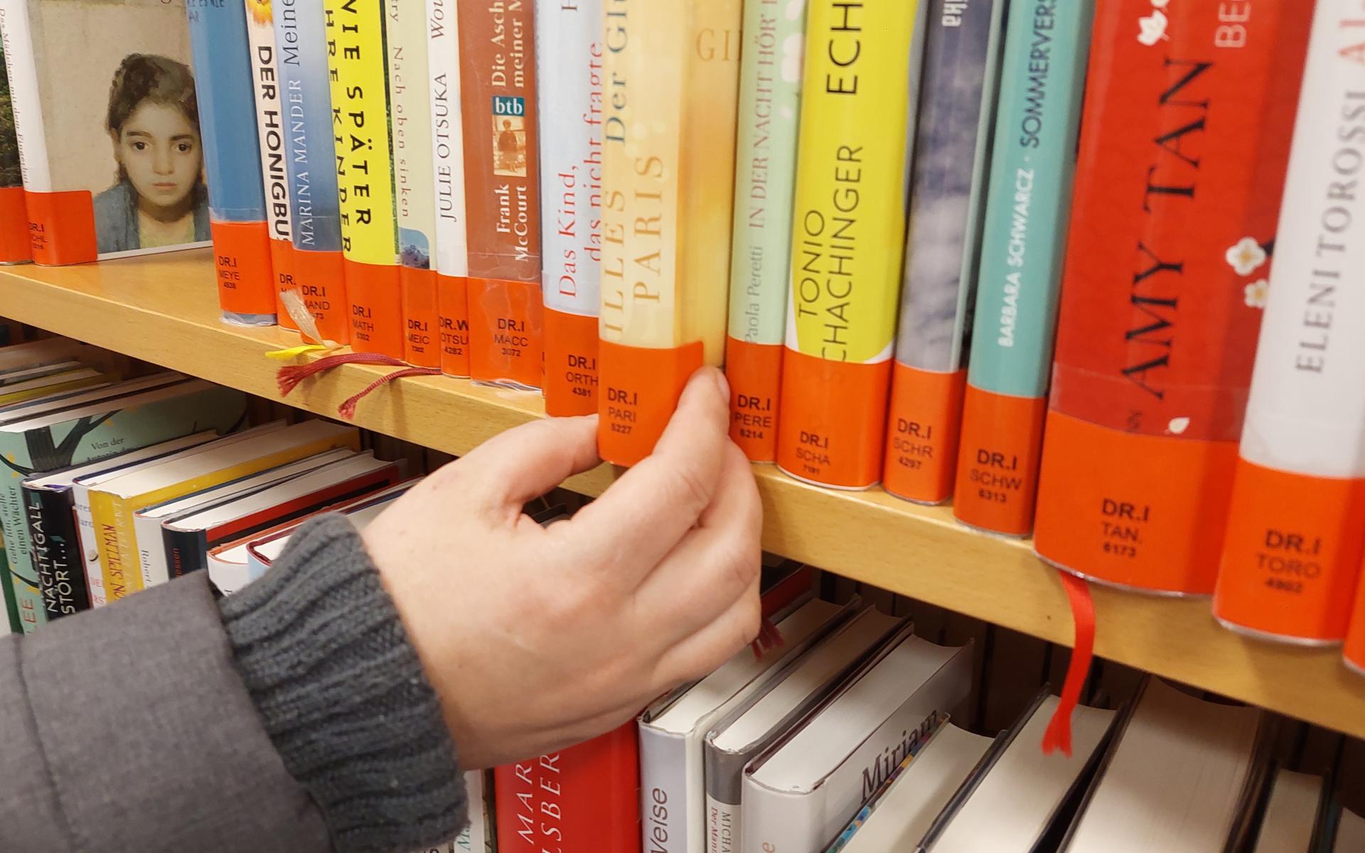 Büchereiregal mit Hand